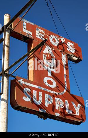 Tucson, Arizona, USA. 27 marzo 2017. Nel 1948 Leo Toia acquistò una stazione di servizio Shell e aprì Leo's Auto Supply. Sul davanti c'è un Paul Bunyon "Muffler Man". Paul Bunyon ''Muffler Men'' sono stati i primi dei ''Muffler Men'' realizzati per pubblicizzare le attrazioni lungo la strada. (Immagine di credito: © Ian L. Sitren/ZUMA Press Wire) SOLO USO EDITORIALE! Non per USO commerciale! Foto Stock