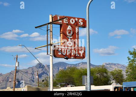 Tucson, Arizona, USA. 27 marzo 2017. Nel 1948 Leo Toia acquistò una stazione di servizio Shell e aprì Leo's Auto Supply. Sul davanti c'è un Paul Bunyon "Muffler Man". Paul Bunyon ''Muffler Men'' sono stati i primi dei ''Muffler Men'' realizzati per pubblicizzare le attrazioni lungo la strada. (Immagine di credito: © Ian L. Sitren/ZUMA Press Wire) SOLO USO EDITORIALE! Non per USO commerciale! Foto Stock