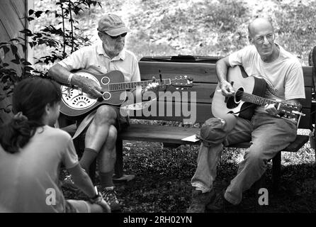 I musicisti si rilassano prima di esibirsi al Carter Fold, un locale di musica country e bluegrass a Maces Spring, nella zona rurale del sud-ovest della Virginia. Foto Stock