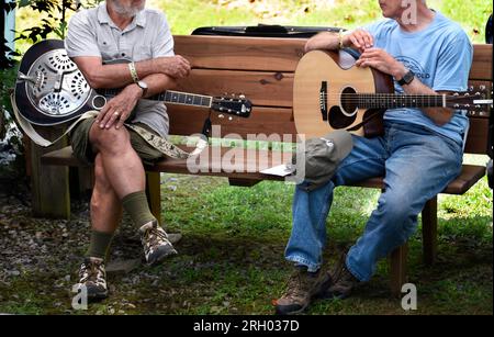 I musicisti si rilassano prima di esibirsi al Carter Fold, un locale di musica country e bluegrass a Maces Spring, nella zona rurale del sud-ovest della Virginia. Foto Stock