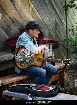 I musicisti si rilassano prima di esibirsi al Carter Fold, un locale di musica country e bluegrass a Maces Spring, nella zona rurale del sud-ovest della Virginia. Foto Stock