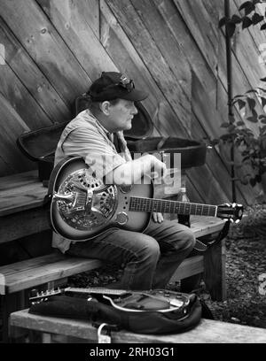 I musicisti si rilassano prima di esibirsi al Carter Fold, un locale di musica country e bluegrass a Maces Spring, nella zona rurale del sud-ovest della Virginia. Foto Stock