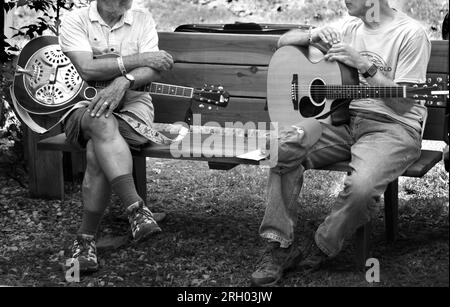 I musicisti si rilassano prima di esibirsi al Carter Fold, un locale di musica country e bluegrass a Maces Spring, nella zona rurale del sud-ovest della Virginia. Foto Stock