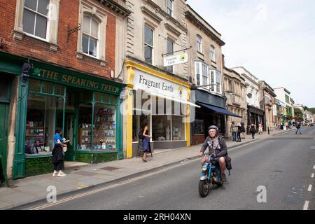 Negozi indipendenti - Glastonbury High St, Somerset, Inghilterra Foto Stock