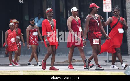 New Orleans, USA. 12 agosto 2023. I partecipanti alla Red Dress Run si dirigono lungo Rampart Street a New Orleans, Louisiana, sabato 12 agosto 2023. (Foto di Peter G. Forest/Sipa USA) credito: SIPA USA/Alamy Live News Foto Stock