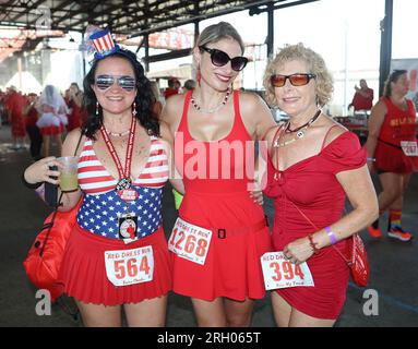 New Orleans, USA. 12 agosto 2023. I partecipanti all'evento partecipano alle attività Red Dress Run presso il Mandeville Shed di New Orleans, Louisiana, sabato 12 agosto 2023. (Foto di Peter G. Forest/Sipa USA) credito: SIPA USA/Alamy Live News Foto Stock