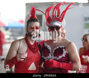 New Orleans, USA. 12 agosto 2023. I partecipanti all'evento partecipano alle attività Red Dress Run presso il Mandeville Shed di New Orleans, Louisiana, sabato 12 agosto 2023. (Foto di Peter G. Forest/Sipa USA) credito: SIPA USA/Alamy Live News Foto Stock