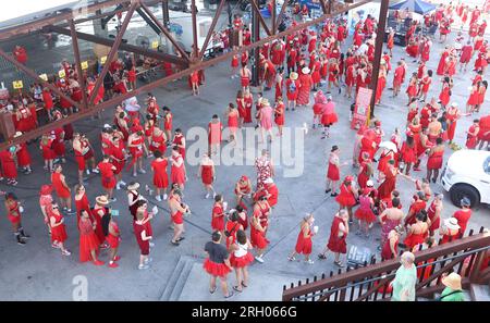 New Orleans, USA. 12 agosto 2023. I partecipanti all'evento partecipano alle attività Red Dress Run presso il Mandeville Shed di New Orleans, Louisiana, sabato 12 agosto 2023. (Foto di Peter G. Forest/Sipa USA) credito: SIPA USA/Alamy Live News Foto Stock