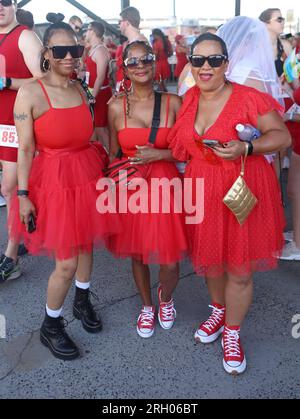 New Orleans, USA. 12 agosto 2023. I partecipanti all'evento partecipano alle attività Red Dress Run presso il Mandeville Shed di New Orleans, Louisiana, sabato 12 agosto 2023. (Foto di Peter G. Forest/Sipa USA) credito: SIPA USA/Alamy Live News Foto Stock