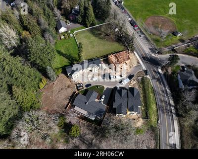 Foto aeree di un'invasione di abitazioni suburbane intorno a uno degli ultimi tratti di terreni agricoli della zona. Foto Stock