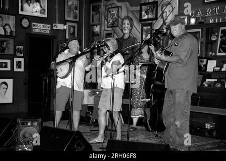 Una band d'archi (Leftover Biscuits) si esibisce al Carter Fold, un locale di musica country e bluegrass nella rurale Virginia sudoccidentale. Foto Stock