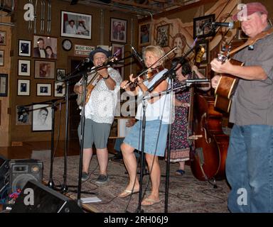 Una band d'archi (Leftover Biscuits) si esibisce al Carter Fold, un locale di musica country e bluegrass nella rurale Virginia sudoccidentale. Foto Stock