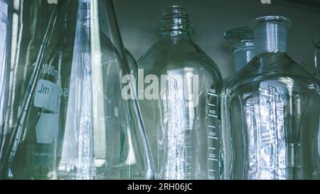 Vetreria in laboratorio, becher, matracci e provette per analisi Foto Stock