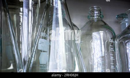 Vetreria in laboratorio, becher, matracci e provette per analisi Foto Stock