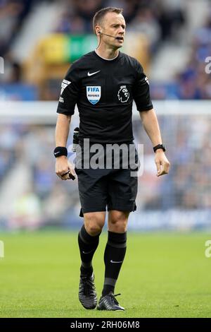 Liverpool sabato 12 agosto 2023. L'arbitro Attwell Stuart durante la partita di Premier League tra Everton e Fulham a Goodison Park, Liverpool, sabato 12 agosto 2023. (Foto: Mike Morese | mi News) crediti: MI News & Sport /Alamy Live News Foto Stock