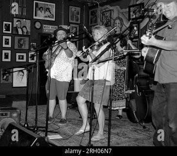 Una band d'archi (Leftover Biscuits) si esibisce al Carter Fold, un locale di musica country e bluegrass nella rurale Virginia sudoccidentale. Foto Stock
