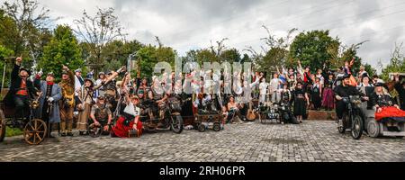 Henrichenburg, Waltrop, Germania. 12 agosto 2023. Le unità obbligatorie di foto di gruppo molti dei partecipanti e gruppi di oggi. Gli appassionati di steampunk, i gruppi in costumi e i visitatori, molti in abiti retrò-futuristici o di ispirazione vittoriana, si divertono nonostante le forti docce a pioggia del primo giorno del weekend del Festival del Giubileo di Steampunk presso lo storico skilift di Henrichenburg, un monumento architettonico e sito del patrimonio industriale. Crediti: Imageplotter/Alamy Live News Foto Stock