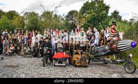 Henrichenburg, Waltrop, Germania. 12 agosto 2023. Le unità obbligatorie di foto di gruppo molti dei partecipanti e gruppi di oggi. Gli appassionati di steampunk, i gruppi in costumi e i visitatori, molti in abiti retrò-futuristici o di ispirazione vittoriana, si divertono nonostante le forti docce a pioggia del primo giorno del weekend del Festival del Giubileo di Steampunk presso lo storico skilift di Henrichenburg, un monumento architettonico e sito del patrimonio industriale. Crediti: Imageplotter/Alamy Live News Foto Stock