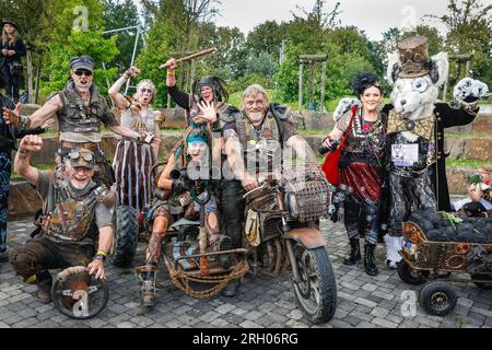 Henrichenburg, Waltrop, Germania. 12 agosto 2023. Il gruppo dei "Marauders apocalittici" è una tempesta. Gli appassionati di steampunk, i gruppi in costumi e i visitatori, molti in abiti retrò-futuristici o di ispirazione vittoriana, si divertono nonostante le forti docce a pioggia del primo giorno del weekend del Festival del Giubileo di Steampunk presso lo storico skilift di Henrichenburg, un monumento architettonico e sito del patrimonio industriale. Crediti: Imageplotter/Alamy Live News Foto Stock