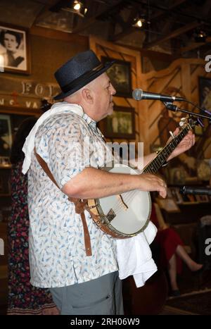 Un musicista (Dr. Mark Handy) suona un banjo al Carter Fold, un locale di musica country e bluegrass nella rurale Virginia sudoccidentale. Foto Stock