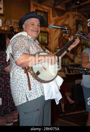 Un musicista (Dr. Mark Handy) suona un banjo al Carter Fold, un locale di musica country e bluegrass nella rurale Virginia sudoccidentale. Foto Stock