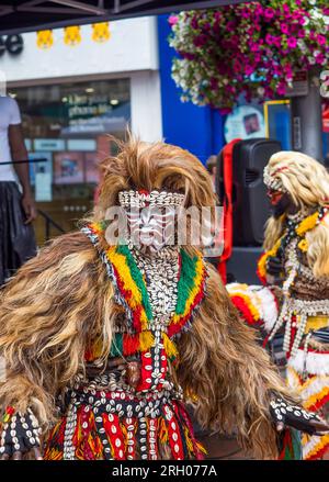 Lion People Dancing, (Zimba Lion Masquerade) at, Carnival of the World, Broad Street, Reading, Berkshire, Inghilterra, REGNO UNITO, REGNO UNITO. Foto Stock