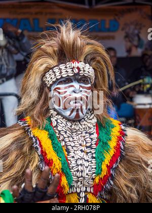 Lion People Dancing, (Zimba Lion Masquerade) at, Carnival of the World, Broad Street, Reading, Berkshire, Inghilterra, REGNO UNITO, REGNO UNITO. Foto Stock