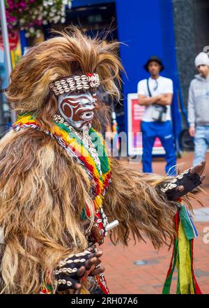 Lion People Dancing, (Zimba Lion Masquerade) at, Carnival of the World, Broad Street, Reading, Berkshire, Inghilterra, REGNO UNITO, REGNO UNITO. Foto Stock