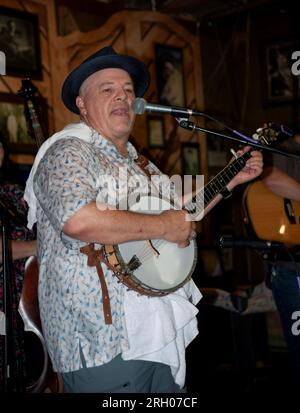 Un musicista (Dr. Mark Handy) suona un banjo al Carter Fold, un locale di musica country e bluegrass nella rurale Virginia sudoccidentale. Foto Stock