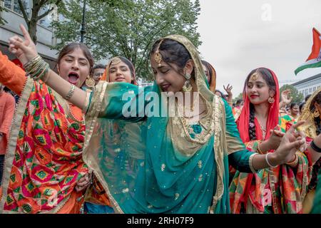 Berlino, Germania. 12 agosto 2023. Le strade di Berlino si animarono il 12 agosto 2023, con i colori vivaci e i ritmi dell'India mentre le persone si riunivano per celebrare il 77° giorno dell'indipendenza dell'India. Organizzata dall'Indian National Day Celebration Committee (INDCC), la marcia iniziò presso l'iconica porta di Brandeburgo e culminò vicino ad Alexanderplatz. (Immagine di credito: © Michael Kuenne/PRESSCOV via ZUMA Press Wire) SOLO USO EDITORIALE! Non per USO commerciale! Foto Stock