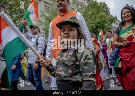 Berlino, Germania. 12 agosto 2023. Le strade di Berlino si animarono con i colori vivaci e i ritmi dell'India mentre le persone si riunirono per celebrare il 77° giorno dell'indipendenza dell'India. Organizzata dall'Indian National Day Celebration Committee (INDCC), la marcia iniziò presso l'iconica porta di Brandeburgo e culminò vicino ad Alexanderplatz. (Immagine di credito: © Michael Kuenne/PRESSCOV via ZUMA Press Wire) SOLO USO EDITORIALE! Non per USO commerciale! Foto Stock