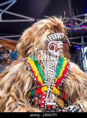 Lion People Dancing, (Zimba Lion Masquerade) at, Carnival of the World, Broad Street, Reading, Berkshire, Inghilterra, REGNO UNITO, REGNO UNITO. Foto Stock