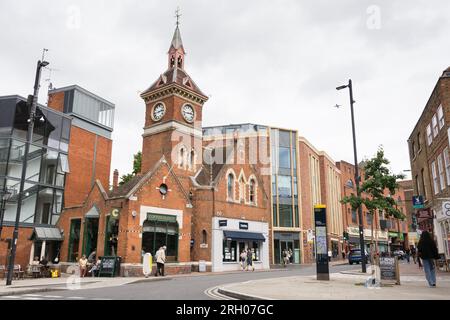 La vecchia stazione dei vigili del fuoco e la torre dell'orologio sulla piazza, ora un caffè Coffeology, Richmond, TW9, Surrey, Inghilterra, REGNO UNITO Foto Stock