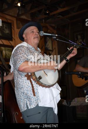 Un musicista (Dr. Mark Handy) suona un banjo al Carter Fold, un locale di musica country e bluegrass nella rurale Virginia sudoccidentale. Foto Stock