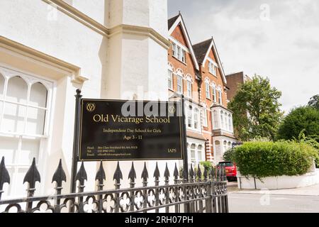 Insegne scolastiche all'esterno della Old Vicarage School, Richmond, Richmond Hill, Richmond, TW10, Surrey, Inghilterra, Regno Unito Foto Stock