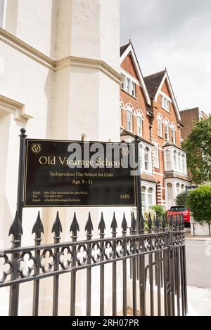 Insegne scolastiche all'esterno della Old Vicarage School, Richmond, Richmond Hill, Richmond, TW10, Surrey, Inghilterra, Regno Unito Foto Stock