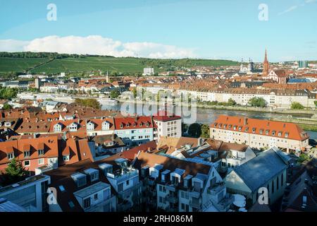 Splendida vista sulla città bavarese di Wurzburg dal forte di Marienberg con il fiume meno e i vigneti sulle pendici delle colline e del vecchio traino bavarese Foto Stock