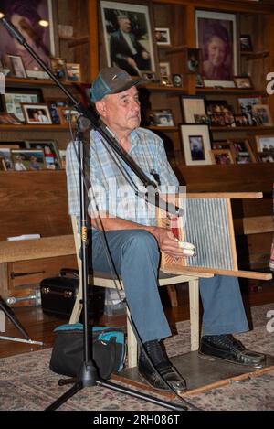 Un musicista suona un lavagna al Carter Fold, un locale di musica country e bluegrass a Maces Spring, nella rurale Virginia sudoccidentale. Foto Stock