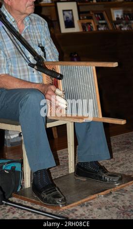 Un musicista suona un lavagna al Carter Fold, un locale di musica country e bluegrass a Maces Spring, nella rurale Virginia sudoccidentale. Foto Stock