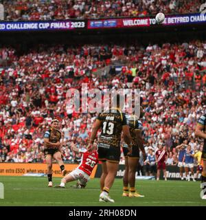 Londra, Regno Unito. 12 agosto 2023. Lachlan Lam di Leigh Leopards segna il drop goal vincente della partita per raggiungere il 17-16 durante la finale della Betfred Challenge Cup tra Leigh Leopards e Hull KR al Wembley Stadium, Londra, Inghilterra, il 12 agosto 2023. Foto di Ken Sparks. Solo per uso editoriale, licenza necessaria per uso commerciale. Nessun utilizzo in scommesse, giochi o pubblicazioni di un singolo club/campionato/giocatore. Credito: UK Sports Pics Ltd/Alamy Live News Foto Stock