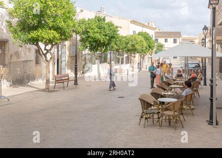 Manacor, Spagna; 21 luglio 2023: Terrazza di una caffetteria con clienti in estate, nella città di Maiorca di Manacor, Spagna Foto Stock