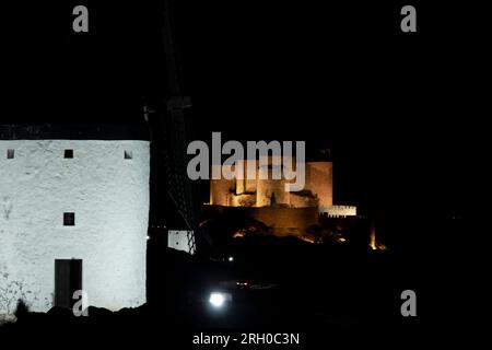 Scorcio notturno del castello di Consuegra e dei tesori dei mulini a vento Foto Stock