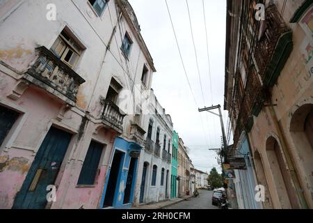 cachoeira, bahia, brasile - 4 novembre 2023: Veduta architettonica delle antiche residenze nella città di Cachoeira, nel concavo di Bahia. Foto Stock