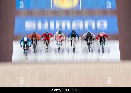 Glasgow BMX Centre, Glasgow, Scozia, Regno Unito. 12 agosto 2023. UCI Cycling World Championships BMX Racing. Nella foto: Uomini Under 23 Round 1 - concorrenti Marco Radaelli, Tim Goossens, Ignacio Aguilera Cid, Oliver Moran, Tommaso Gasparoli, David Szell e Thomas Jodoin scendono dal cancello di partenza al tracciato crediti: Kay Roxby/Alamy Live News Foto Stock