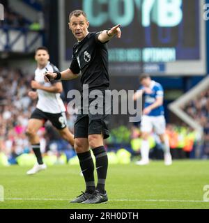 Liverpool sabato 12 agosto 2023. L'arbitro Attwell Stuart durante la partita di Premier League tra Everton e Fulham a Goodison Park, Liverpool, sabato 12 agosto 2023. (Foto: Mike Morese | mi News) crediti: MI News & Sport /Alamy Live News Foto Stock