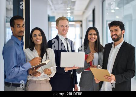 Team professionale felice persone aziendali diverse che si trovano in ufficio. Ritratto Foto Stock