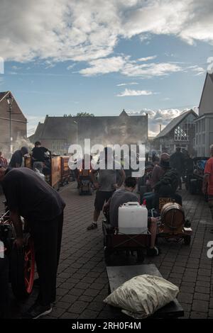 Folle di persone intorno ai piccoli motori a vapore al Driffield Steam Rally 2023 (Room for Text) Foto Stock