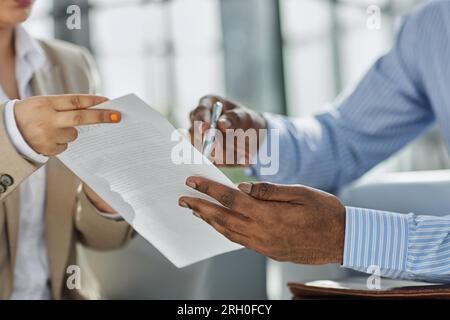 gli uomini d'affari che fanno affari documentano il concetto di servizio di consulenza legale, legale e giudiziaria. Foto Stock