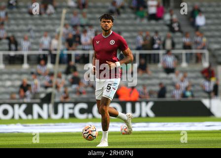 Newcastle sabato 12 agosto 2023. Il Tyrone Mings dell'Aston Villa si riscalda durante la partita di Premier League tra Newcastle United e Aston Villa a St. James's Park, Newcastle sabato 12 agosto 2023. (Foto: Michael driver | mi News) crediti: MI News & Sport /Alamy Live News Foto Stock