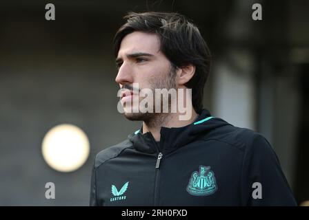 Newcastle sabato 12 agosto 2023. Sandro tonali del Newcastle United durante la partita di Premier League tra Newcastle United e Aston Villa a St. James's Park, Newcastle sabato 12 agosto 2023. (Foto: Michael driver | mi News) crediti: MI News & Sport /Alamy Live News Foto Stock